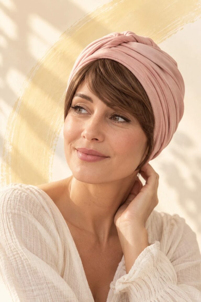 Frangia corta sotto un turbante rosa